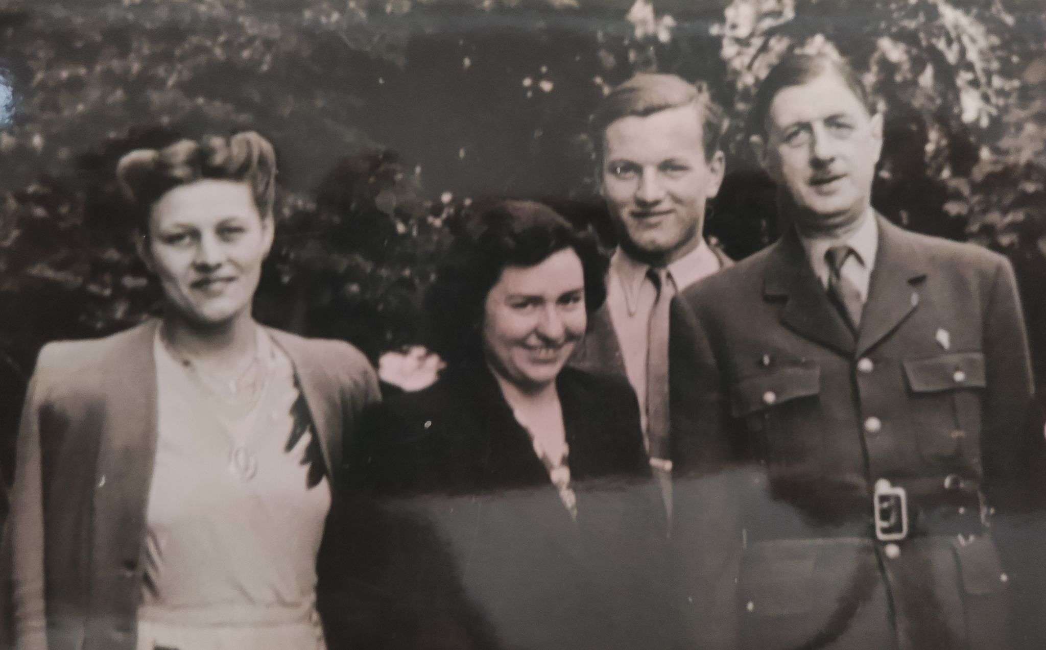 de Gaulle, Marthe, Guy et Geneviève à Laroque 1947